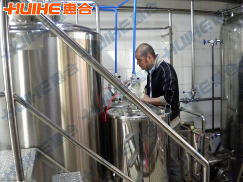 江蘇南通1500L全自動(dòng)CIP清洗系統(tǒng)調(diào)試現(xiàn)場圖3